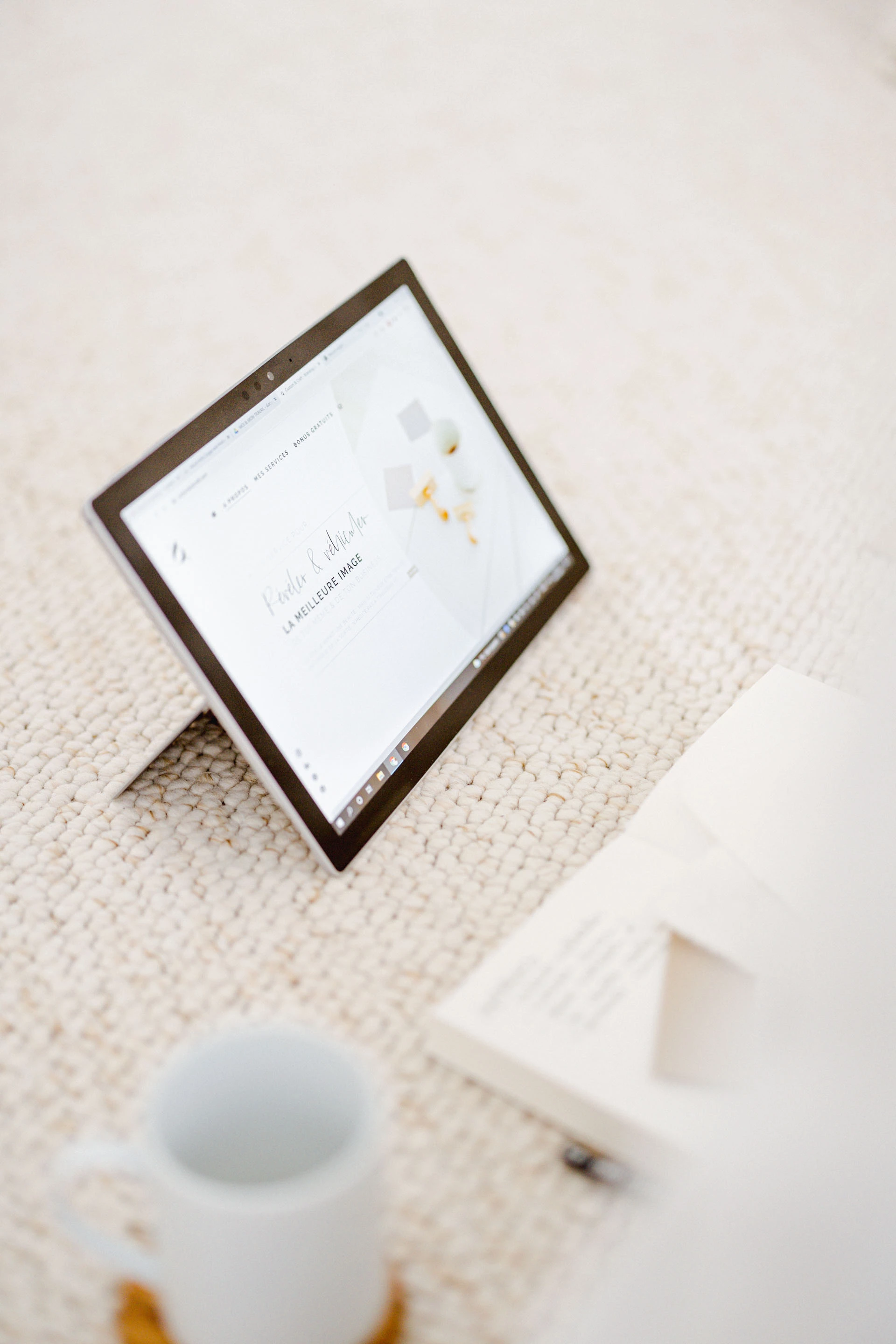 papier fournitures de bureau gris marron professionnel